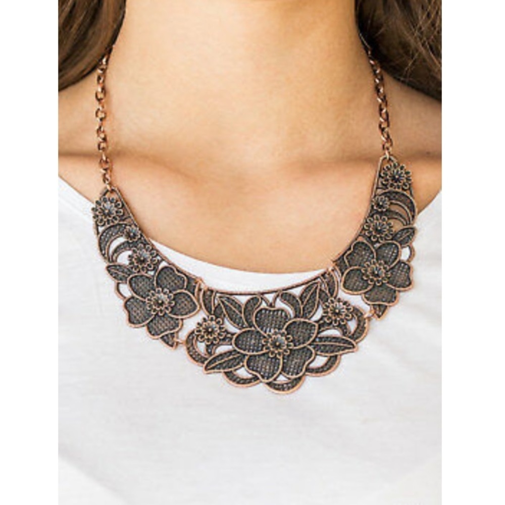 🆕 Paparazzi Necklace and matching earrings set.